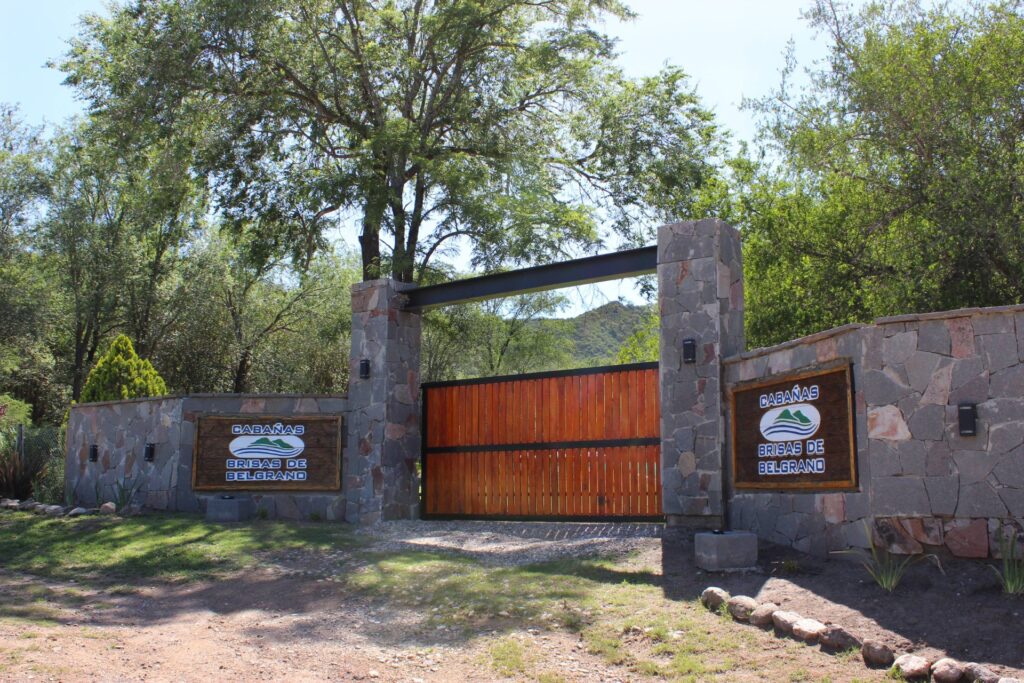 Portón de acceso Cabañas Brisas de Belgrano Villa General Belgrano